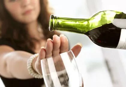 алкоголику в нашей стране сложно бросить пить